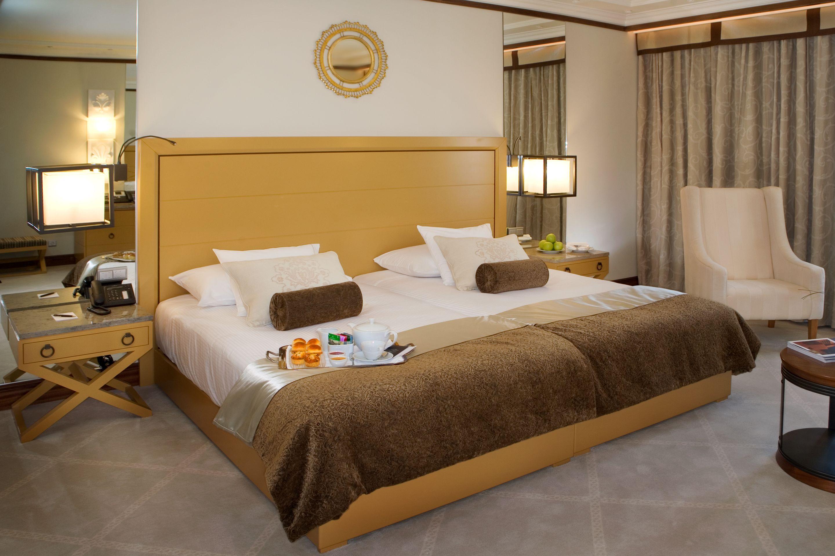 Grande Real Villa Italia Hotel & Spa 카스카이스 객실 사진 A bedroom at the hotel