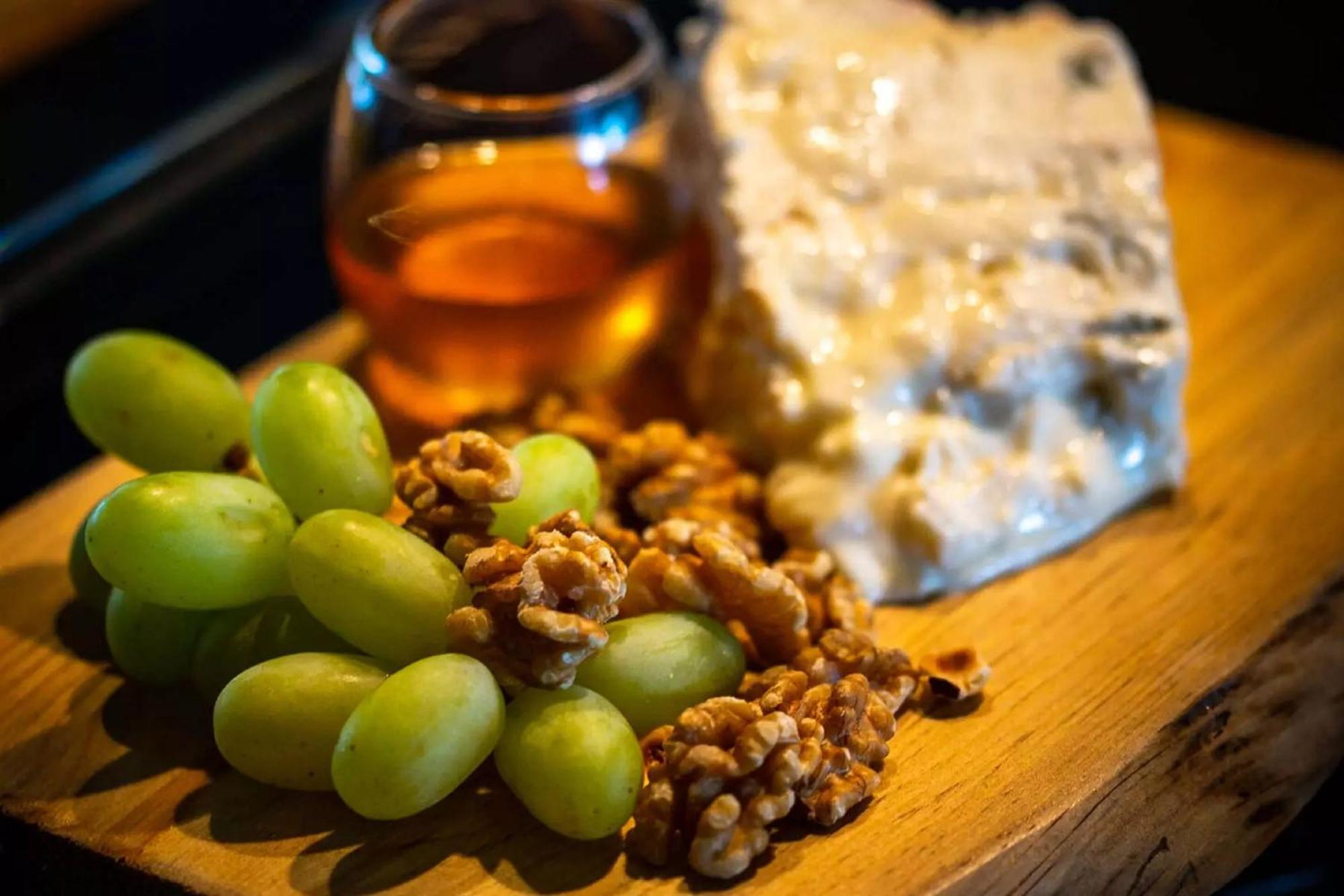 Grande Real Villa Italia Hotel & Spa 카스카이스 외부 사진 Gorgonzola with grapes and walnuts